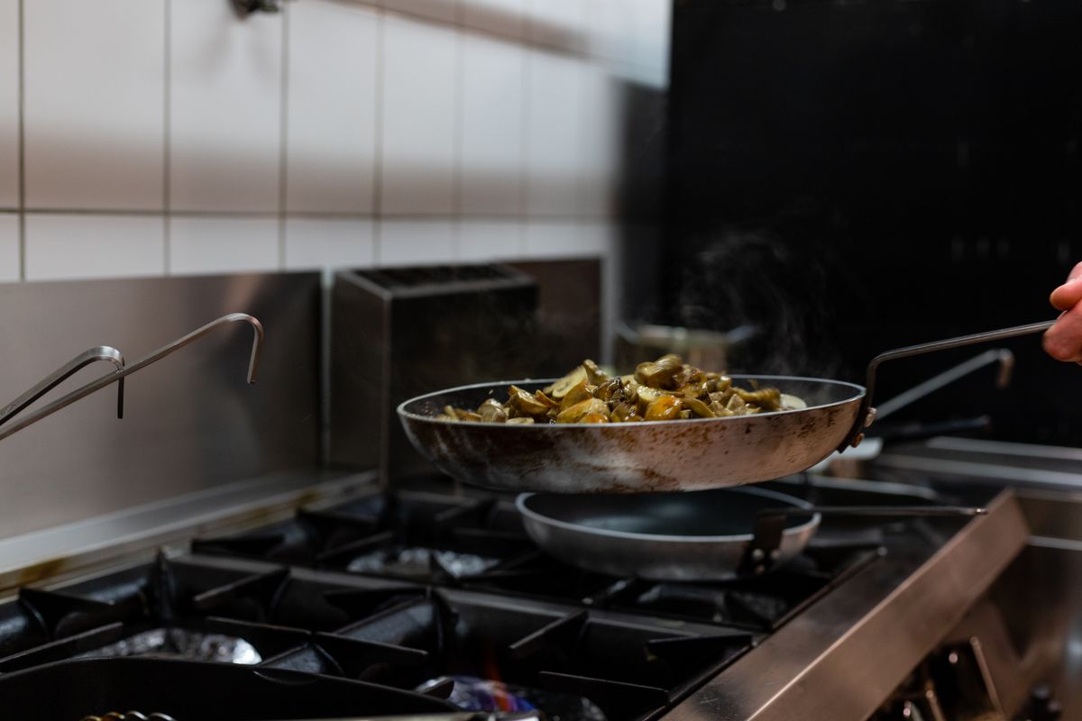 Plenum y canal en una cocina que alterna cazuela y plancha
